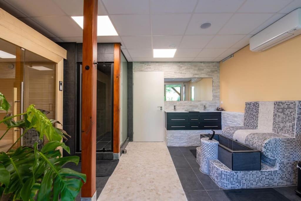 Wellness Studio Tiel Met Sauna En Jacuzzi Exterior foto